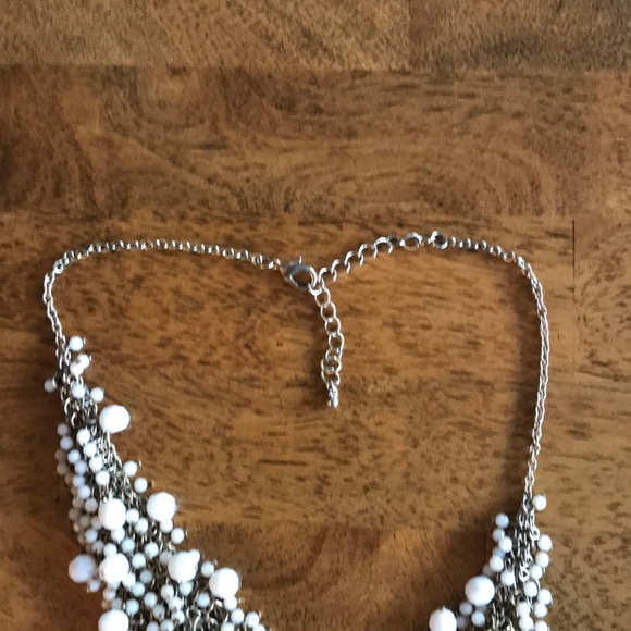 White beaded necklace - Picture 3 of 3